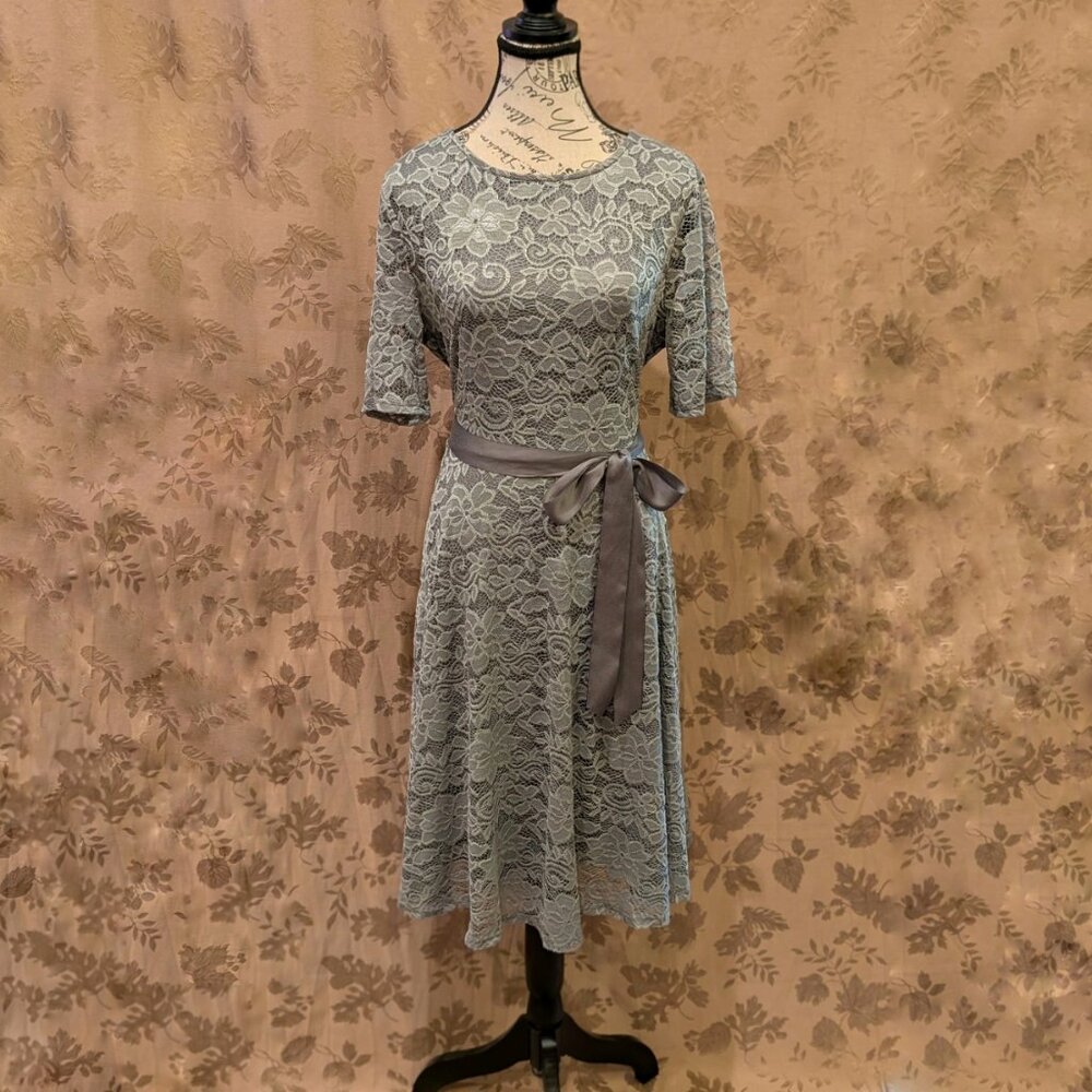 Zapaka Short Sleeve Gray Floral Lace Dress, Size 2XL, Excellent Used Condition!
